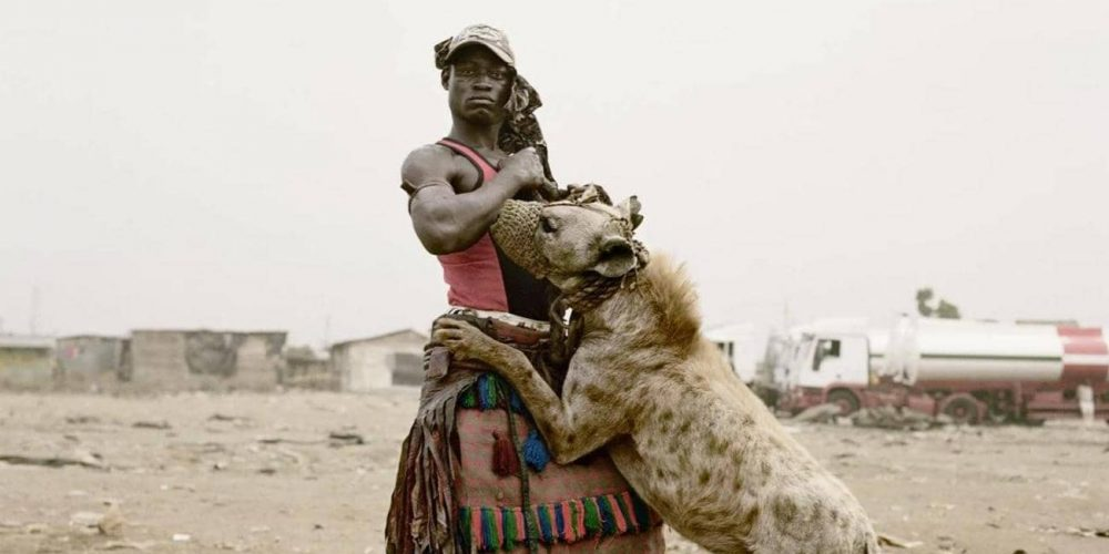 “رجال الضباع” في نيجيريا.. وعلاقتهم مع أشرس حيوان