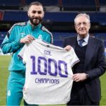 رئيس ريال مدريد  يمنح بنزيما قميصا تاريخيا لتسجيله هدف الملكي الـ 1000 بدوري الابطال