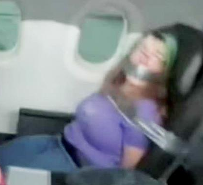 غرامة مالية على امرأة هاجمت طاقم طائرة
