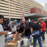 توزيع الطعام على الصدريين المعتصمين في مبنى البرلمان