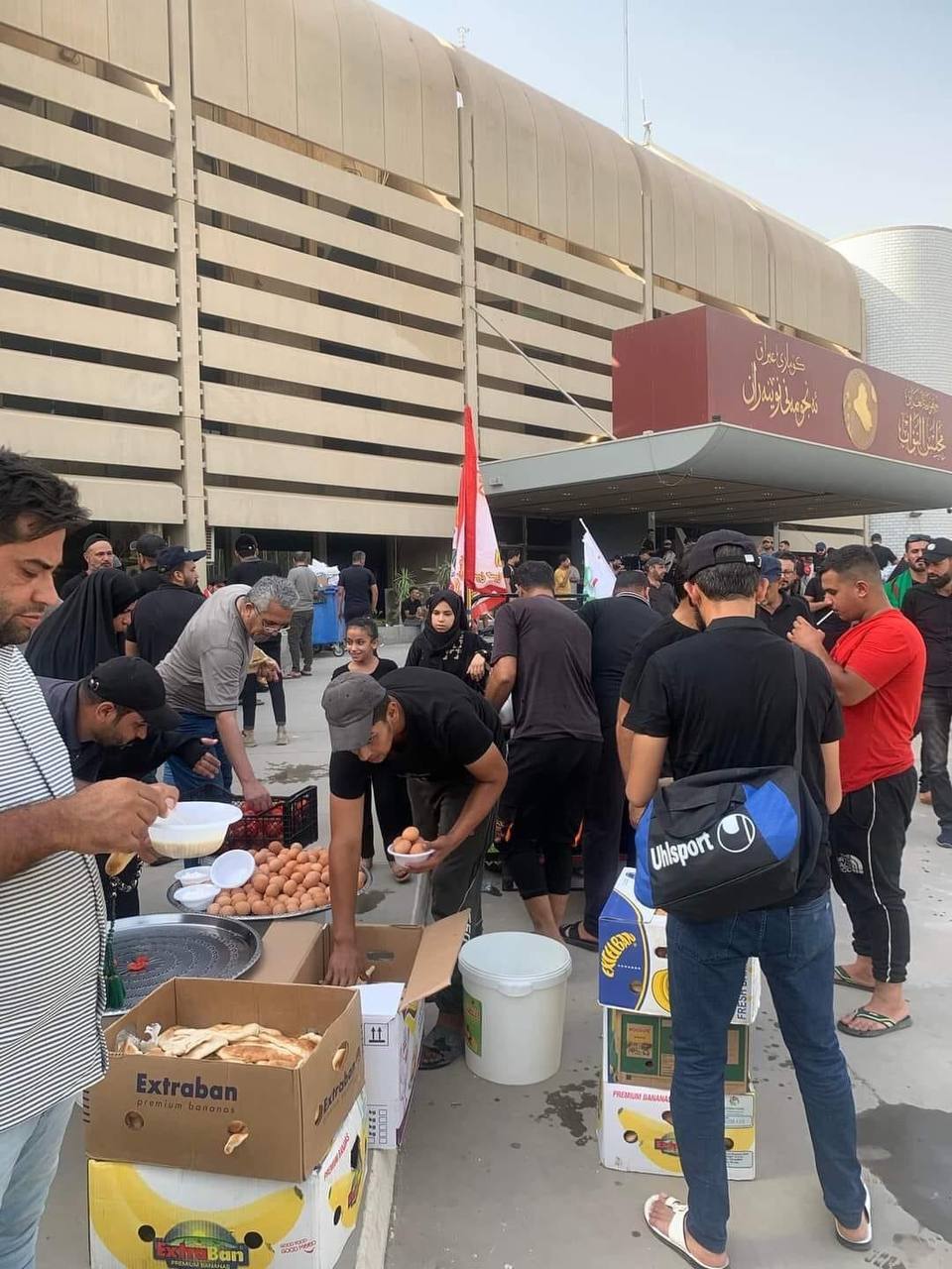 توزيع الطعام على الصدريين المعتصمين في مبنى البرلمان