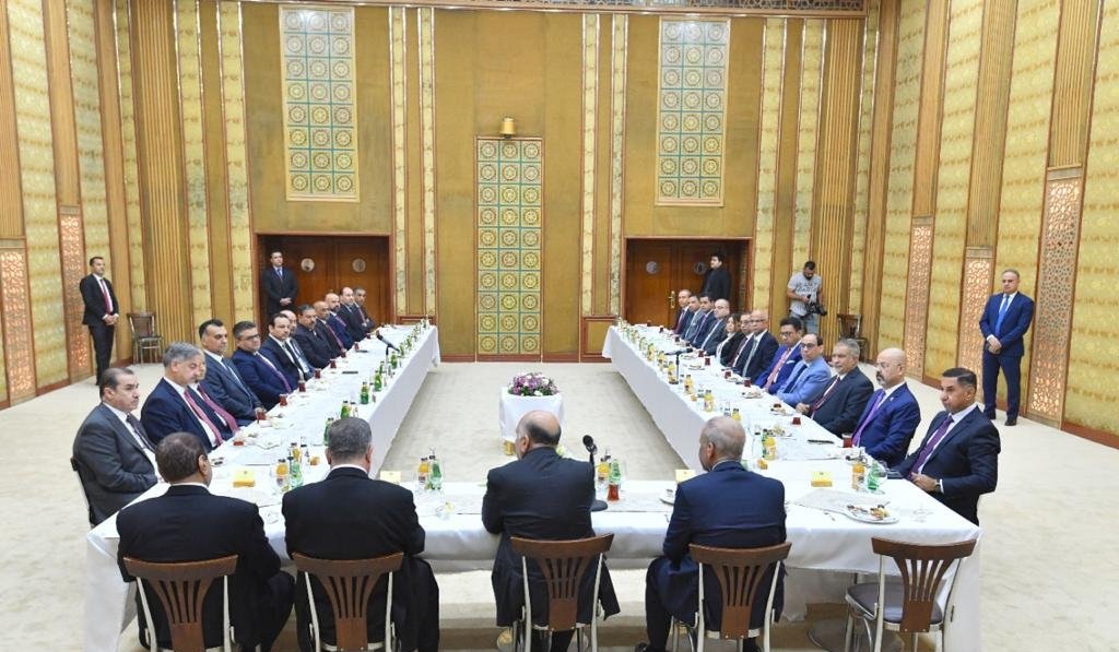 وزير الخارجية يؤكد على الكفاءة والإخلاص في عمل الوزارة