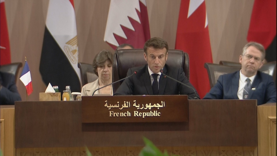 ماكرون:استقرار العراق بمنع إيران من التدخل في شؤونه