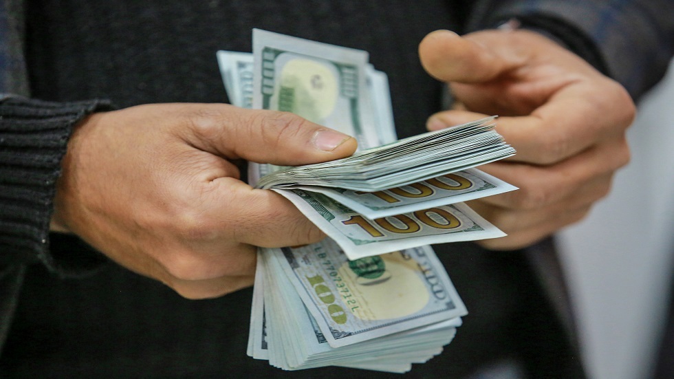 خبير اقتصادي:ارتفاع سعر صرف الدولار قرار سياسي