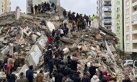 اردوغان:ارتفاع قتلى الزلزال إلى 912 والبحث ما زال مستمرا