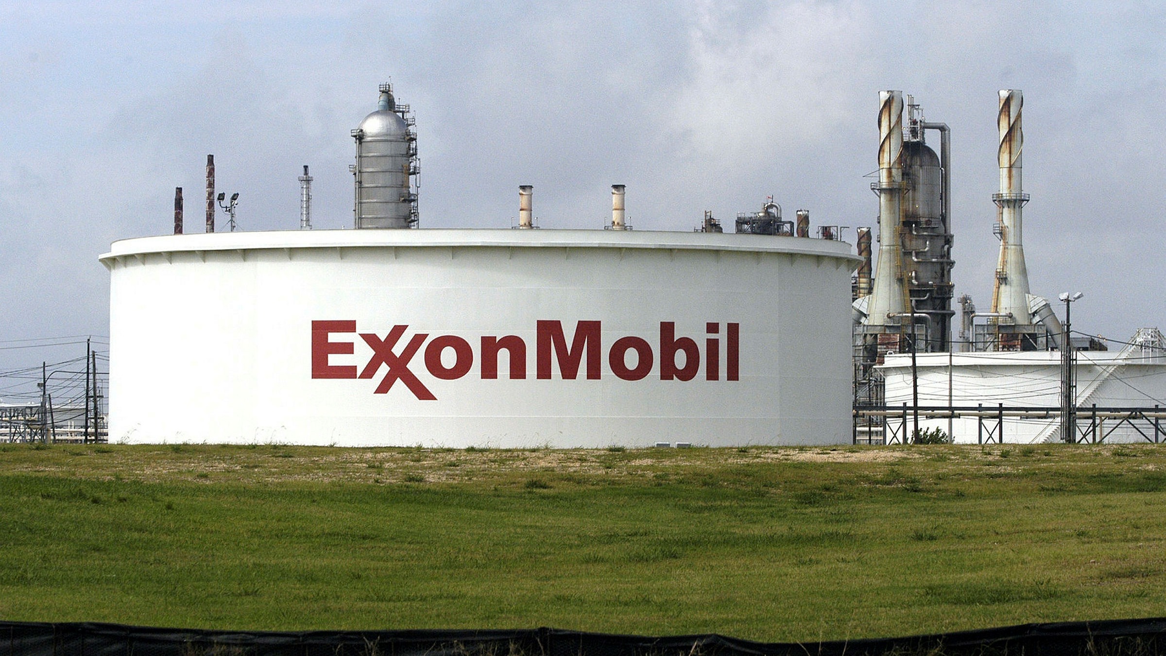 شركة ( ExxonMobil ) الأمريكية تبيع حصتها واستثماراتها في العراق