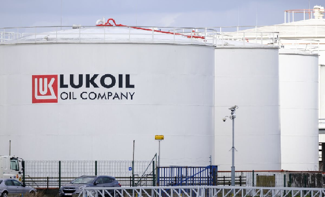 الحكومة منحت شركة لوك أويل الروسية عقد لمدة عشر سنوات لإنتاج النفط في البصرة