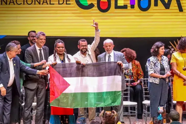 الرئيس البرازيلي يدعو إلى إعلان الدولة الفلسطينية ويرفع علمها أمام جمهوره