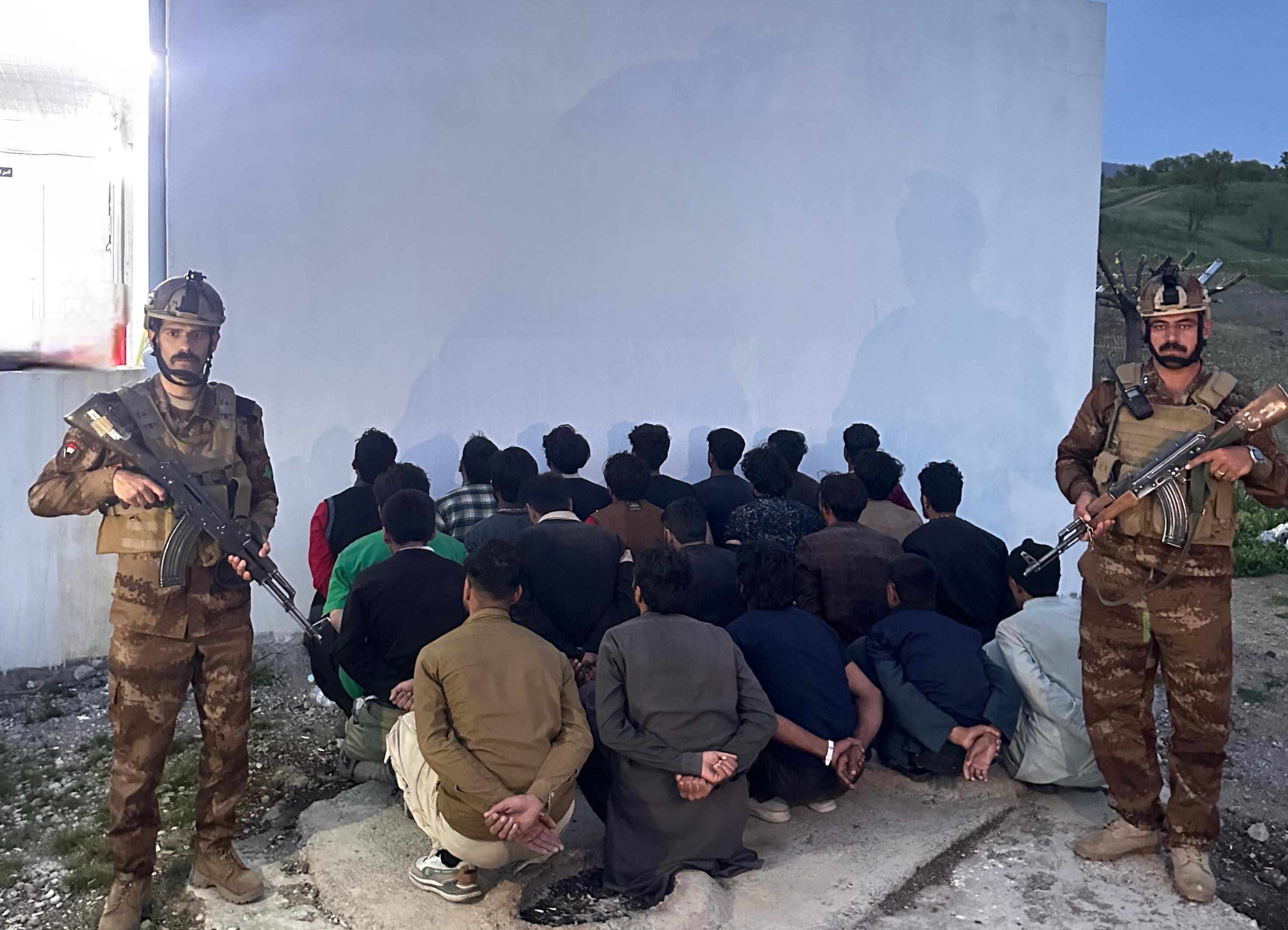 قوات الحدود تلقي القبض على (35) متسللاً آسيويا قادمين من العمق الإيراني