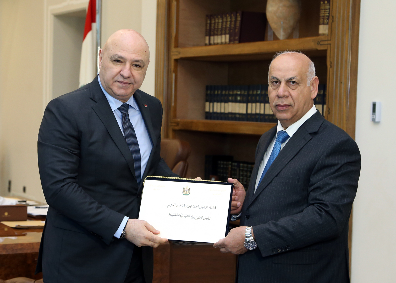 الرئيس اللبناني يتسلم دعوته لحضور القمة العربية في بغداد