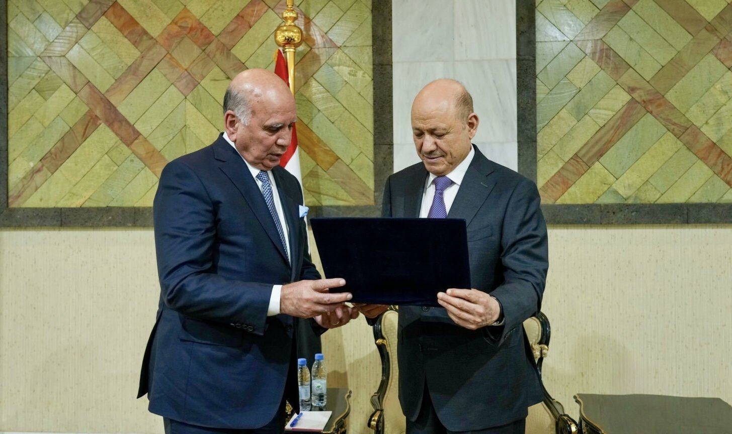 الرئيس اليمني يتسلم دعوته لحضور القمة العربية في بغداد