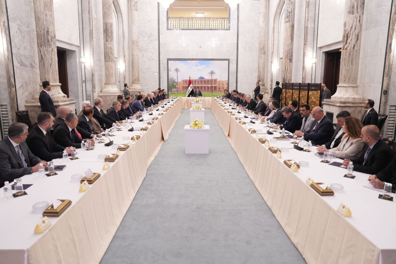 السوداني يدعو المصارف الحكومية والأهلية العمل على تعشيق القطاع الخاص والشركات الأجنبية في كل المشاريع الضخمة