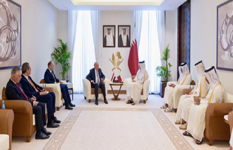 أمير قطر يتسلم دعوته لحضور قمة بغداد