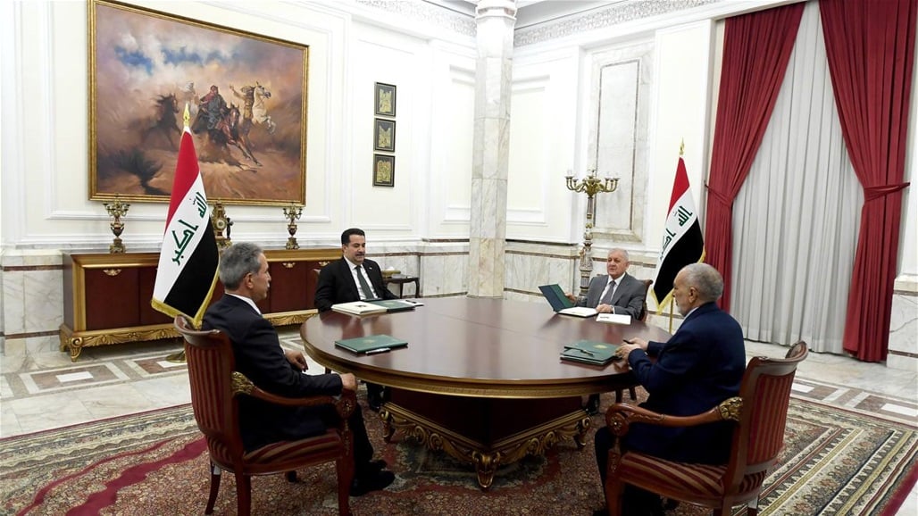 الولائيون يجتمعون في مبنى رئاسة الجمهورية لنصرة إيران