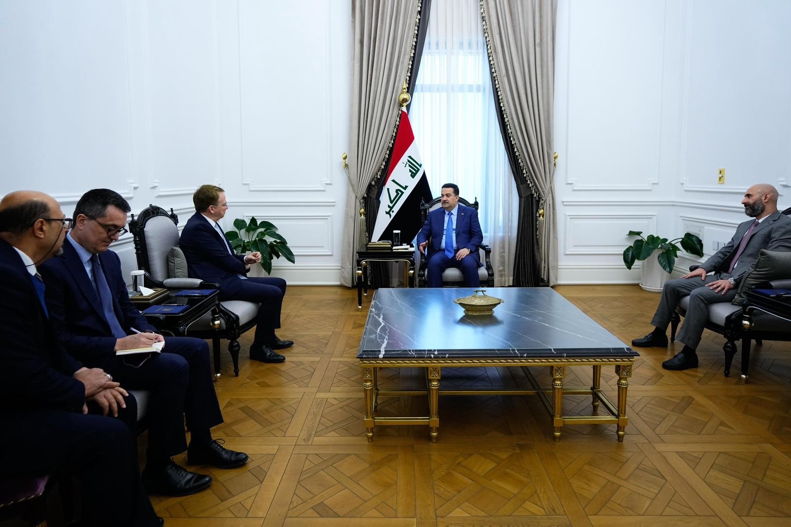 العراق وفرنسا يؤكدان على تعزيز التعاون بين البلدين