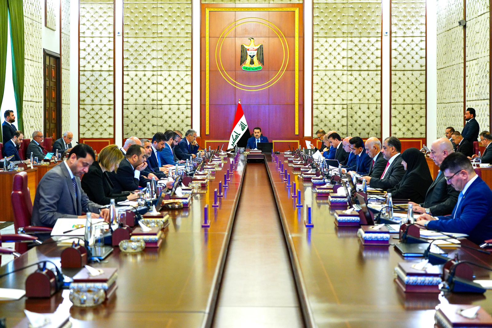 خبير اقتصادي:الحكومة بدلا من تخفض رواتب المسؤولين ذهبت إلى فرض الضرائب على المواطنين