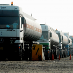 مصدر كردي: حكومة البارزاني مستمرة في تهريب نفط العراق إلى قوات “قسد” في سوريا