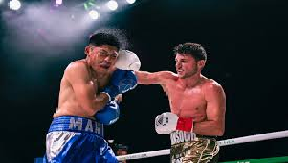 تتويج البطل العراقي في الملاكمة (جوناثان منصور) بالحزام الذهبي