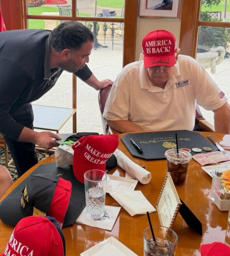 دلالة رمزية لصورة ترامب وأمامه صورة صدام النقدية