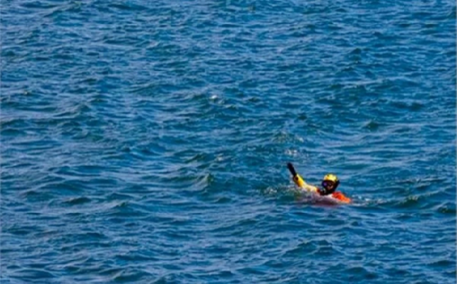 سبح ساعات في عرض البحر لإنقاذ أسرته