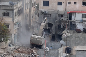 القوات الإسرائيلية تهدم بناية سكنية مأهولة في الضفة الغربية