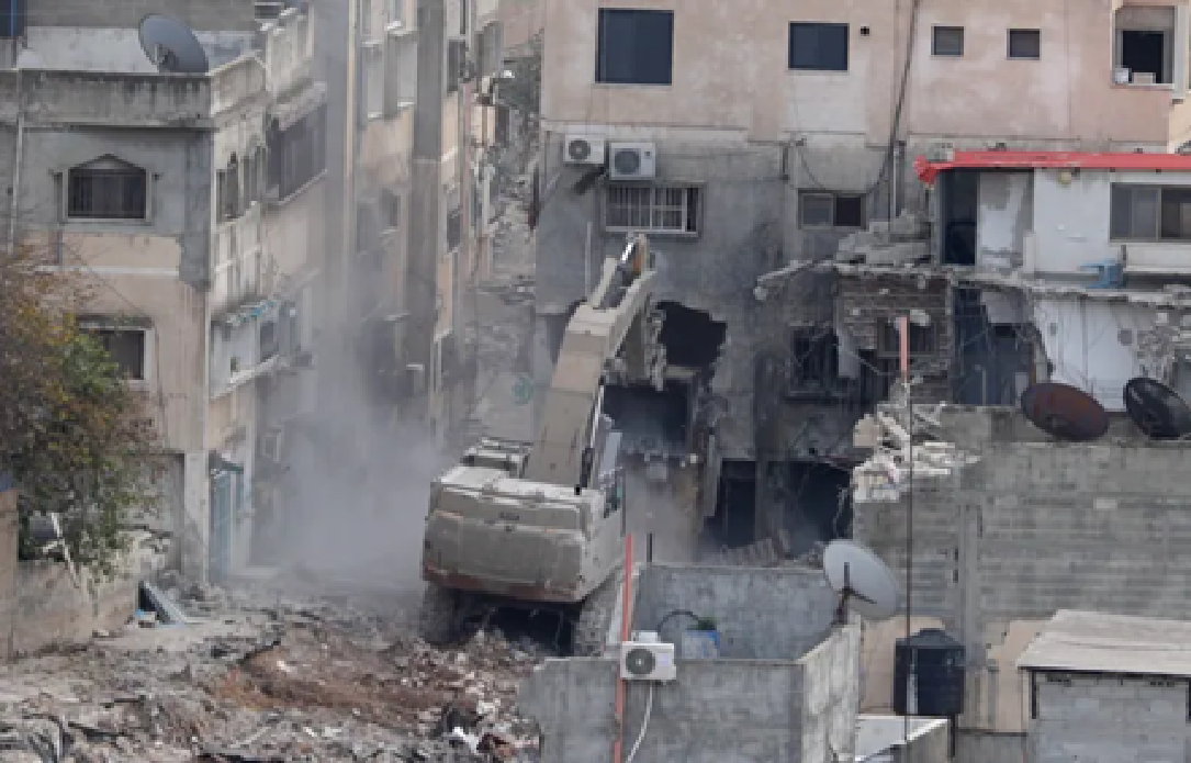 القوات الإسرائيلية تهدم بناية سكنية مأهولة في الضفة الغربية