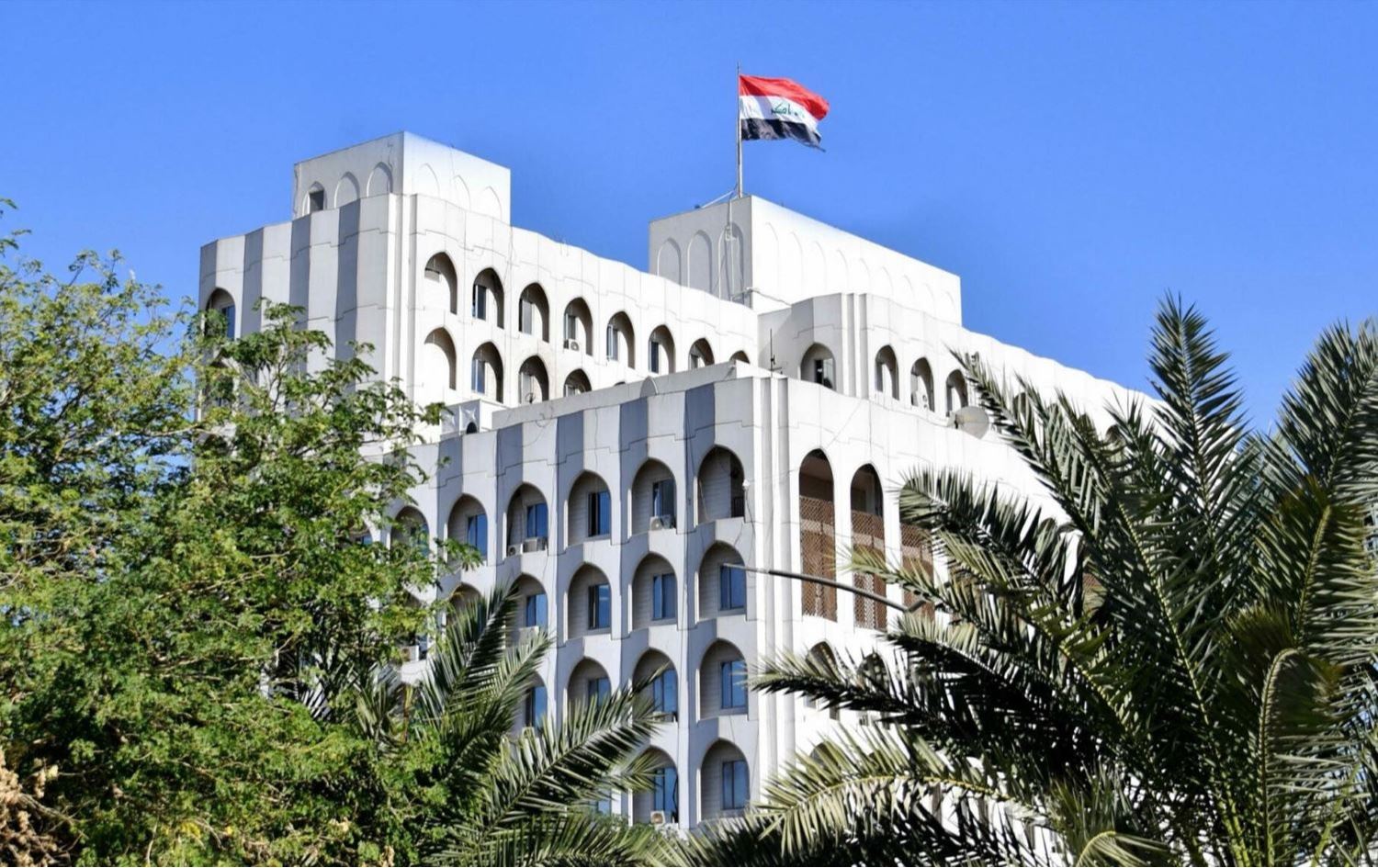 موجة نزوح دبلوماسي: بعثات دولية تُغادر بغداد وسط توترات متصاعدة