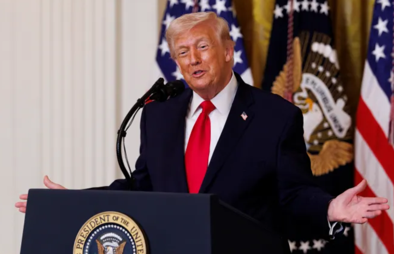 ترامب يؤكد ضرورة إبقاء مضيق هرمز مفتوحًا ويعلن تقدّم العملية العسكرية ضد إيران