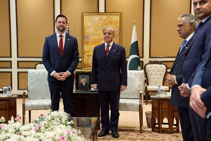 فشل ماراثون إسلام آباد.. فانس يُعلن تمسك واشنطن بـ”الالتزام الصارم” ويغادر باكستان