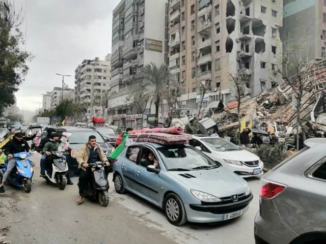 هدنة الـ10 أيام تدخل حيز التنفيذ: العائلات اللبنانية تستعيد ديارها وسط أجواء احتفالية.