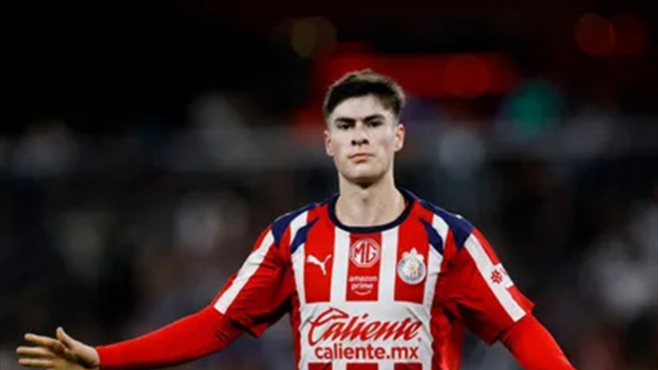 “النملة” المكسيكية على رادار برشلونة.. هل يكون بديل ألفاريز وخليفة ليفاندوفسكي؟