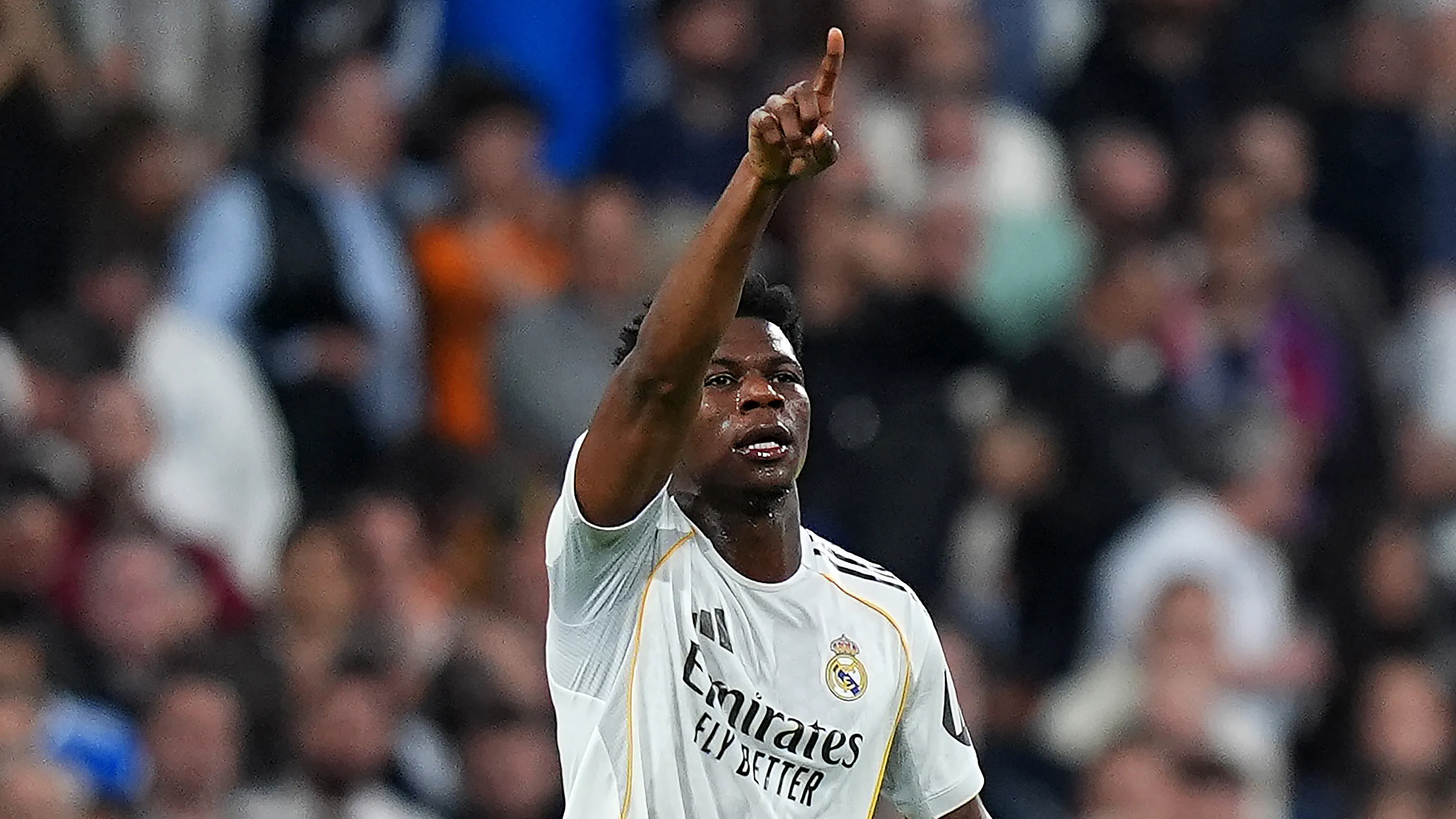 “غادر الملعب فوراً”.. رسالة صارمة من تشواميني لفينيسيوس بعد واقعة بنفيكا