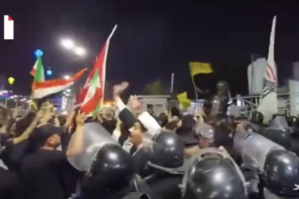 محتجون يقتحمون القنصلية الكويتية في البصرة