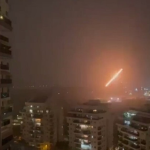 صاروخ إيراني يُلحق أضرارًا كبيرة بمصنع طائرات مسيّرة شرق تل أبيب