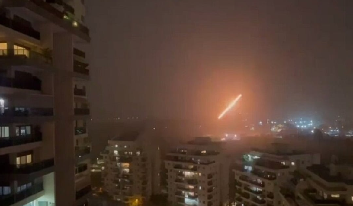 صاروخ إيراني يُلحق أضرارًا كبيرة بمصنع طائرات مسيّرة شرق تل أبيب