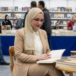 من حارسة المنصة إلى صانعة الرواية : كارولين ليفيت والاستقالة المبهمة لحسابات ترامب الخفية