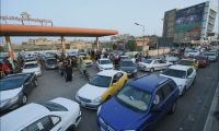 النفط العراقي يُتهم بالهدر.. والمواطن يعاني طوابير أزمة البنزين أمام المحطات متداول: تتداول منصات التواصل الاجتماعي ومواطنون شكاوى ومقاطع مصورة تتحدث عن تفاقم أزمة البنزين في عدد من محطات الوقود، وسط تساؤلات عن أسباب تراجع التجهيز وارتفاع أوقات الانتظار، في بلد يُعد من كبار منتجي النفط. بغداد – تشهد بعض محطات الوقود في العراق ازدحامات وطوابير طويلة من المركبات، ما أثار استياء المواطنين الذين عبّروا عن غضبهم من ساعات الانتظار للحصول على مادة البنزين، مطالبين الجهات المعنية بالكشف عن أسباب الأزمة ومعالجة الاختناقات في محطات التوزيع. وتأتي هذه الشكاوى في وقت يملك فيه العراق ثروة نفطية كبيرة، الأمر الذي يجعل استمرار مشاهد الطوابير أمام محطات الوقود موضع تساؤل لدى الشارع، خصوصاً مع تكرار الأزمات المتعلقة بتجهيز المشتقات النفطية بين فترة وأخرى. وتداول ناشطون تساؤلات بشأن ما وصفوه بـ**«هدر أو سرقة للثروة النفطية»**، إلا أن هذه الاتهامات تبقى بحاجة إلى أدلة وتحقيقات رسمية تثبت المسؤولية والجهات المتورطة، ولا يمكن اعتبارها حقائق مؤكدة استناداً إلى ما يُنشر عبر مواقع التواصل الاجتماعي. ويرى مواطنون أن معالجة الأزمة لا تقتصر على زيادة كميات البنزين، بل تتطلب تشديد الرقابة على عمليات الإنتاج والنقل والتوزيع، ومحاسبة أي جهة يثبت تورطها في التلاعب أو تهريب المشتقات النفطية، بما يضمن وصول الثروة النفطية وخدماتها إلى المواطن بصورة عادلة. وبينما يقف المواطن لساعات أمام محطات الوقود، يبقى السؤال الأبرز الذي يتداوله الشارع: كيف لبلد يمتلك هذه الثروة النفطية أن يعاني مواطنوه من طوابير البنزين؟